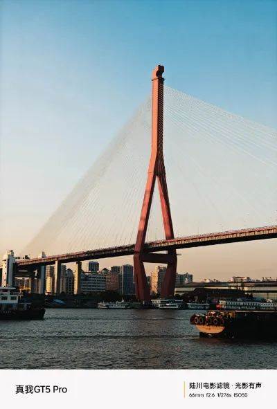 تصویری از پل متحرک بر روی رودخانه با یک شهر در پس زمینه