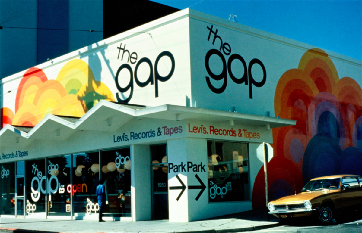 نمای بیرونی فروشگاه گپ با آرم و طرح رنگ متمایز