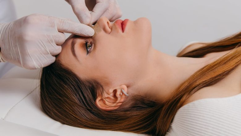 راهنمای خوابیدن صحیح بعد از عمل بینی + راهکارهای بهبود سریع